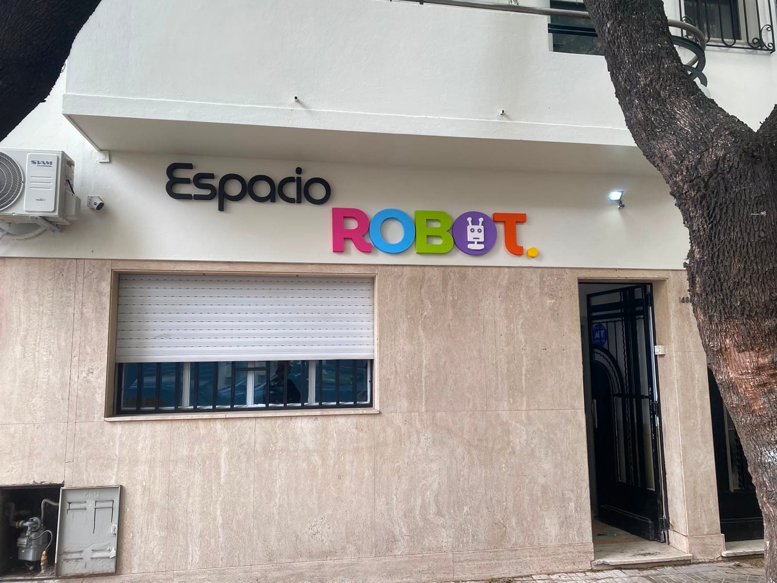 Fachada de Espacio Robot en 3 de Febrero 1486, Rosario